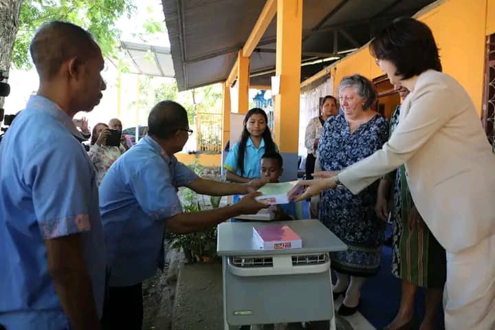 ME ENTREGA MOBILIÁRIU ESKOLÁR NO MATERIÁL DIDÁTIKU BA ESKOLA EBC SERGIO VIERA DE MELO